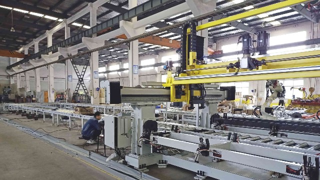 龍門吊上梁、立柱機(jī)器人弧焊流水線